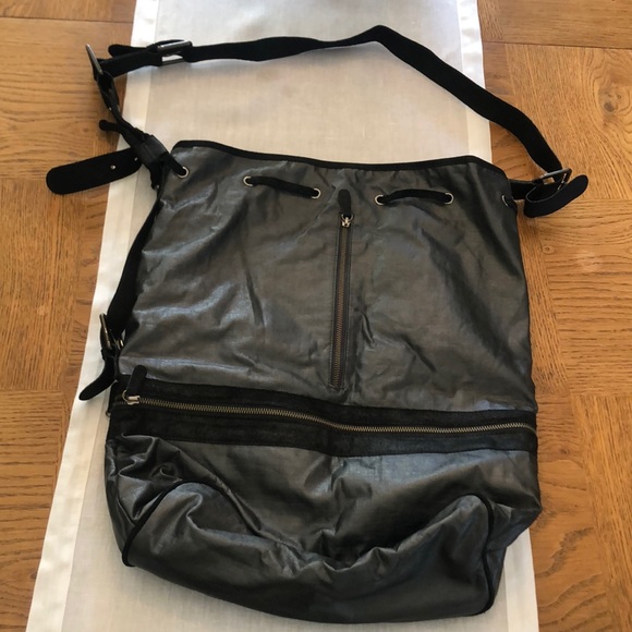 Hinge Black Metallic Multi ZIP Travel Bag - Picture 5 of 8